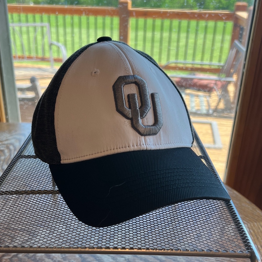 Oklahoma Sooners OU NCAA Top of The World Stitched One-Fit Flex Hat Cap Black